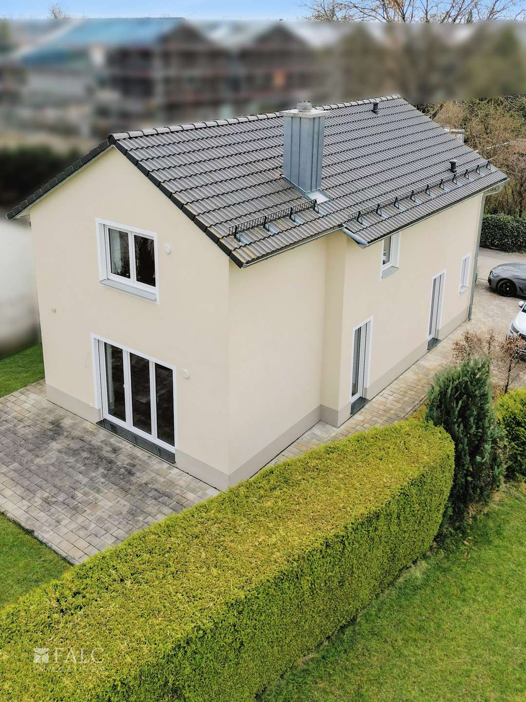 Aussen - Drohnenaufnahme seitlich mit Garten